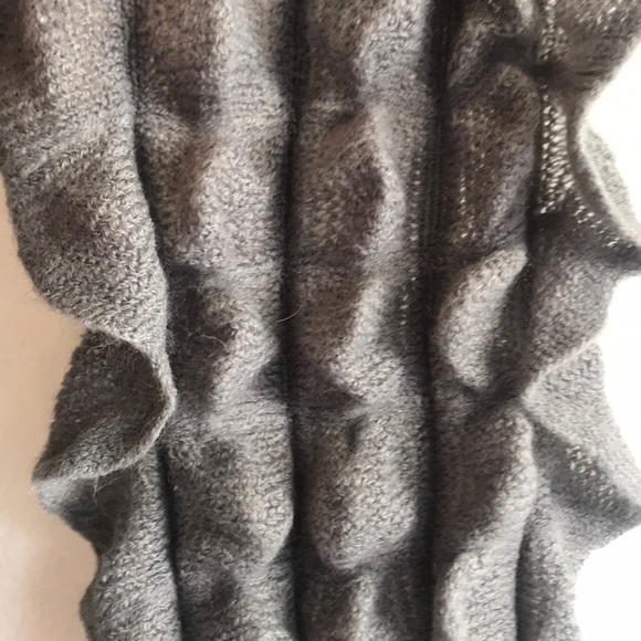 Grey scallop scarf - Picture 3 of 3